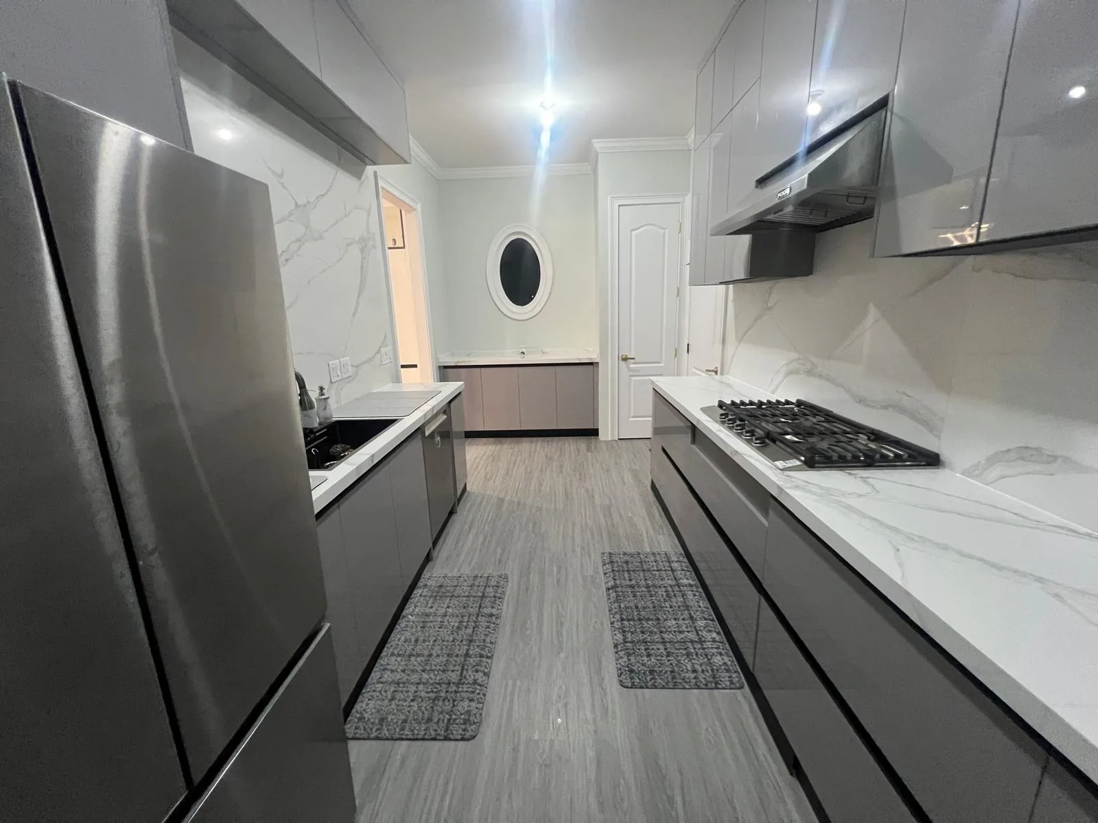 Unit kitchen with gray fronts, marble top and stainless