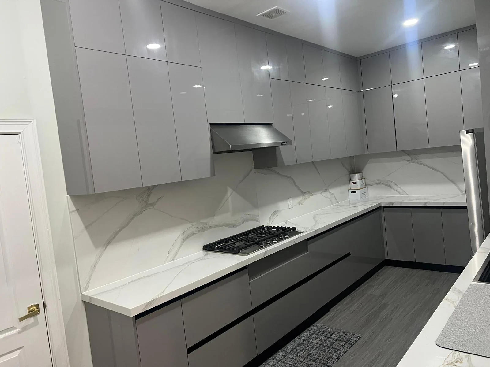 Unit kitchen in white with gray island