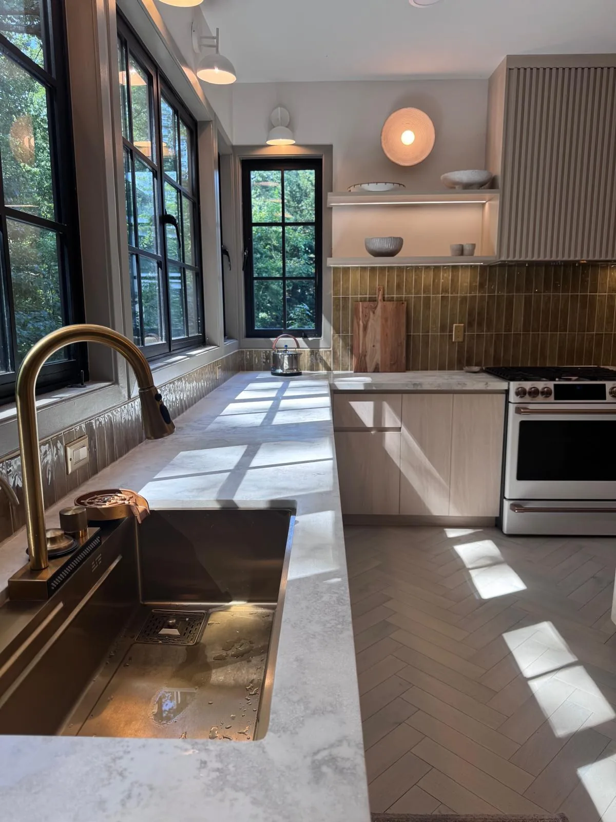 Unit kitchen with stone island and floor-to-ceiling glazing