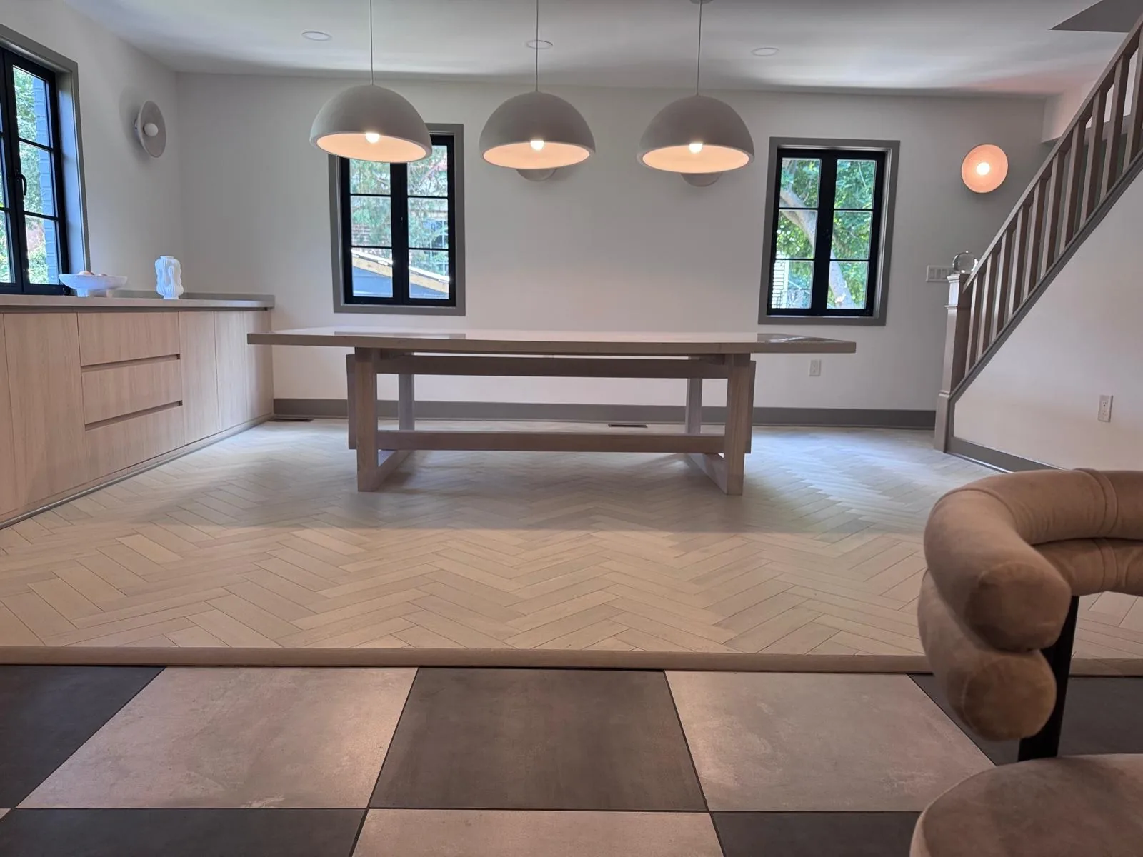 Unit living room with wood bench, pendants and checkered floor
