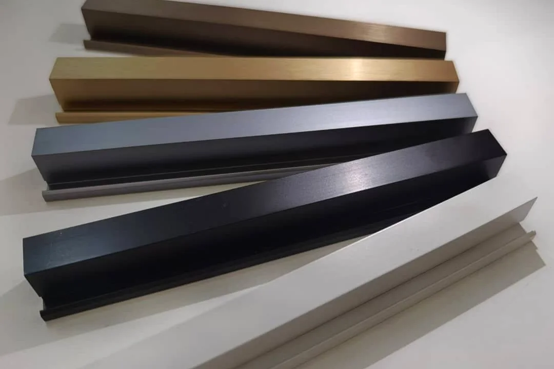 Edge profiles in bronze, black and woodgrain finishes on the finish bench